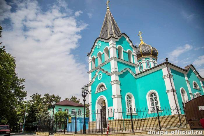 В храмах Анапы проходят панихиды по погибшим в Кемерово