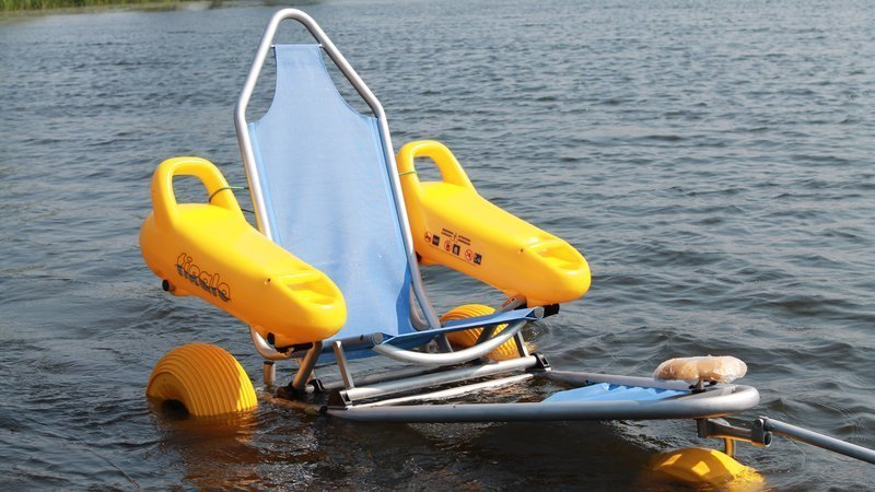 К летнему сезону на пляжах Анапы появятся специальные коляски для купания инвалидов