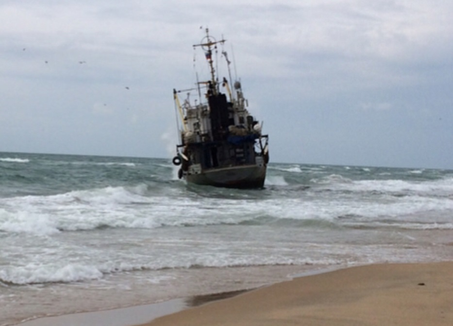 Под Анапой рыболовецкое судно из-за сильного ветра выбросило на берег